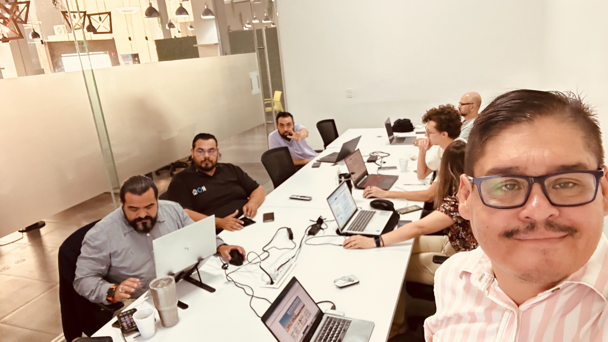 Instructor y participantes durante una sesión colaborativa de inteligencia artificial