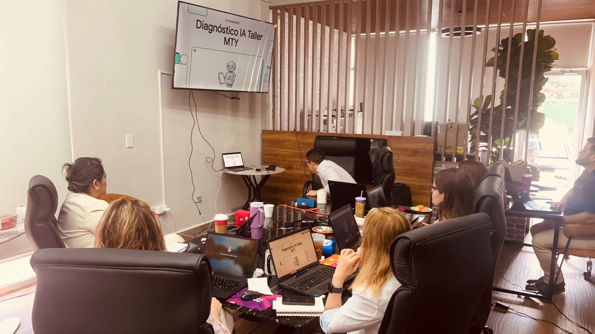 Participantes trabajando durante un taller de diagnóstico de inteligencia artificial