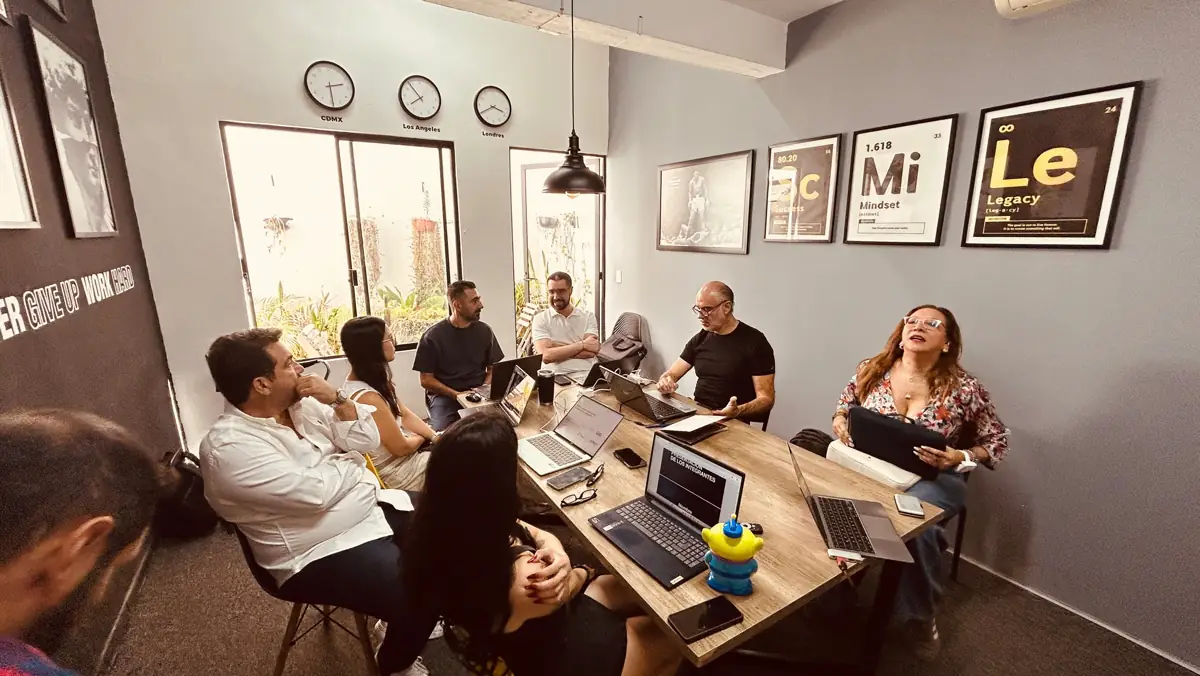 Grupo participando en un taller presencial de ChatGPT e inteligencia artificial