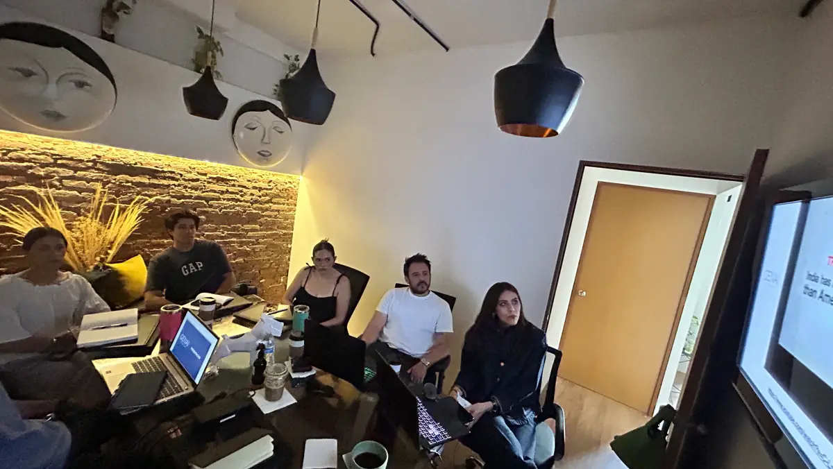 Participantes observando una demostración durante un curso presencial de IA