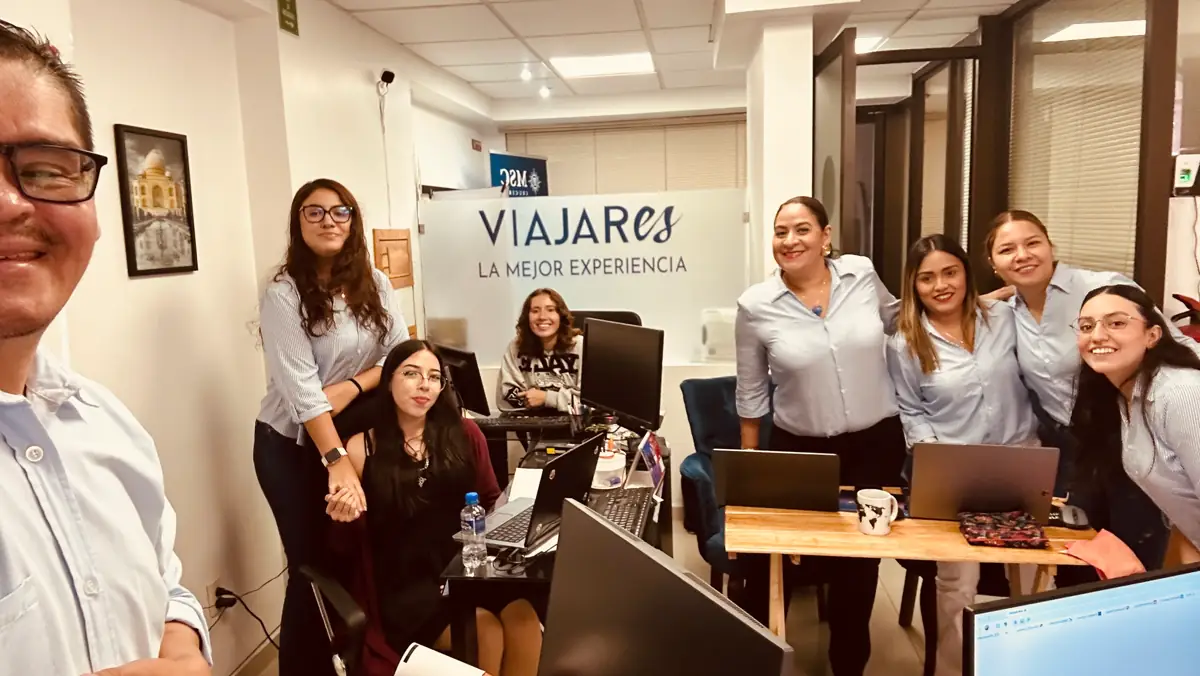 Equipo de trabajo después de una capacitación presencial en inteligencia artificial