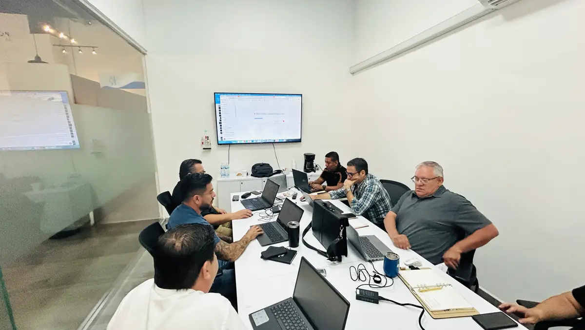Profesionales trabajando con computadoras durante un curso de ChatGPT