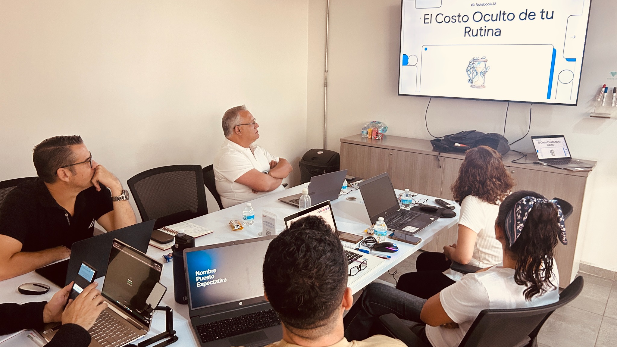 Participantes durante una capacitación presencial de inteligencia artificial